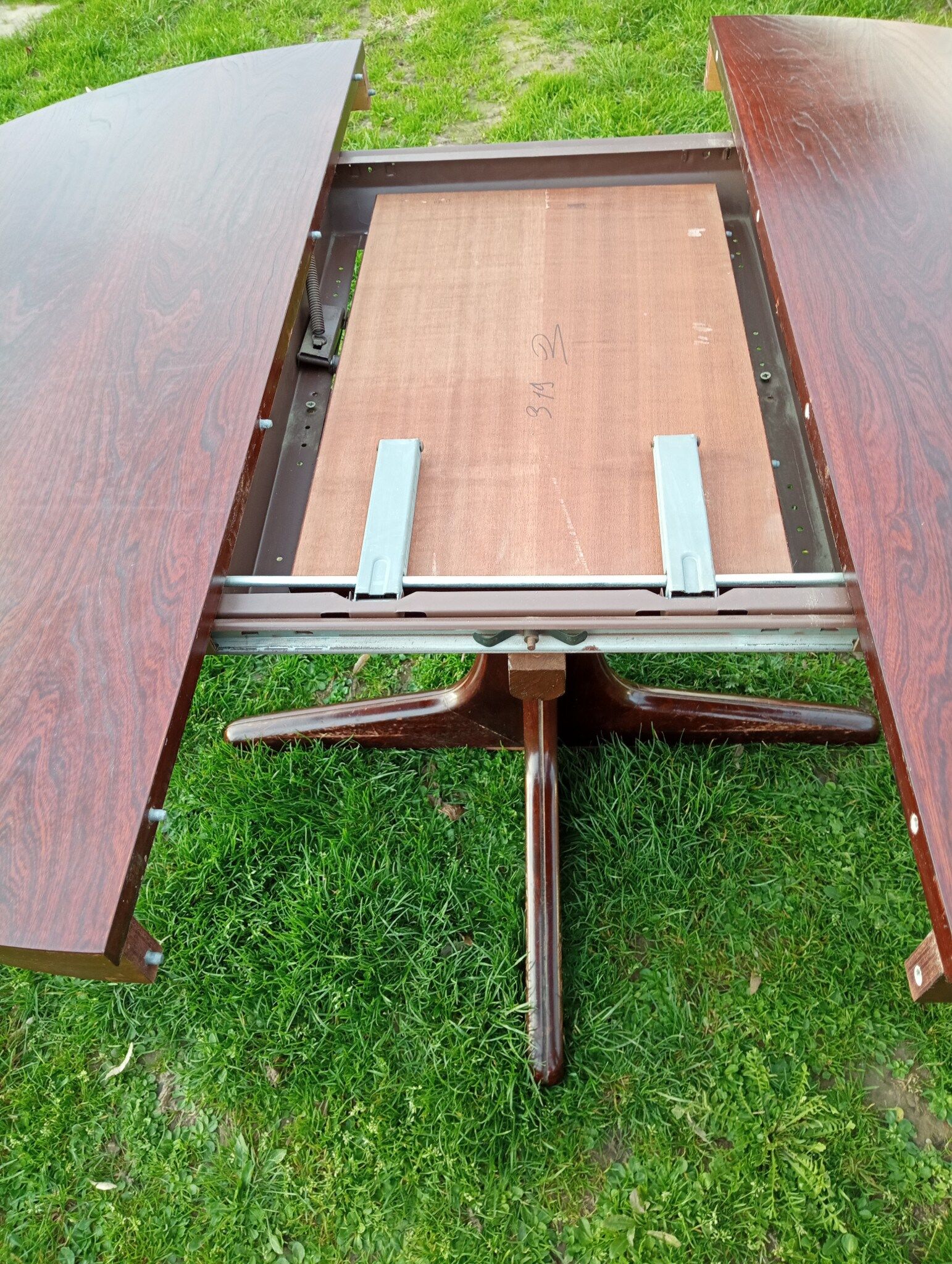 Baumann style table with system