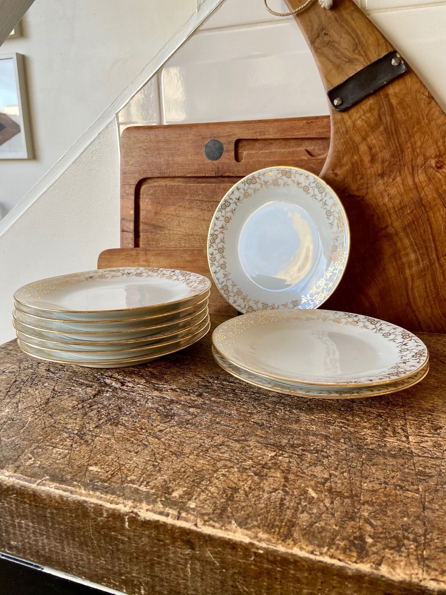 Set of 9 dessert plates in white and gold porcelain