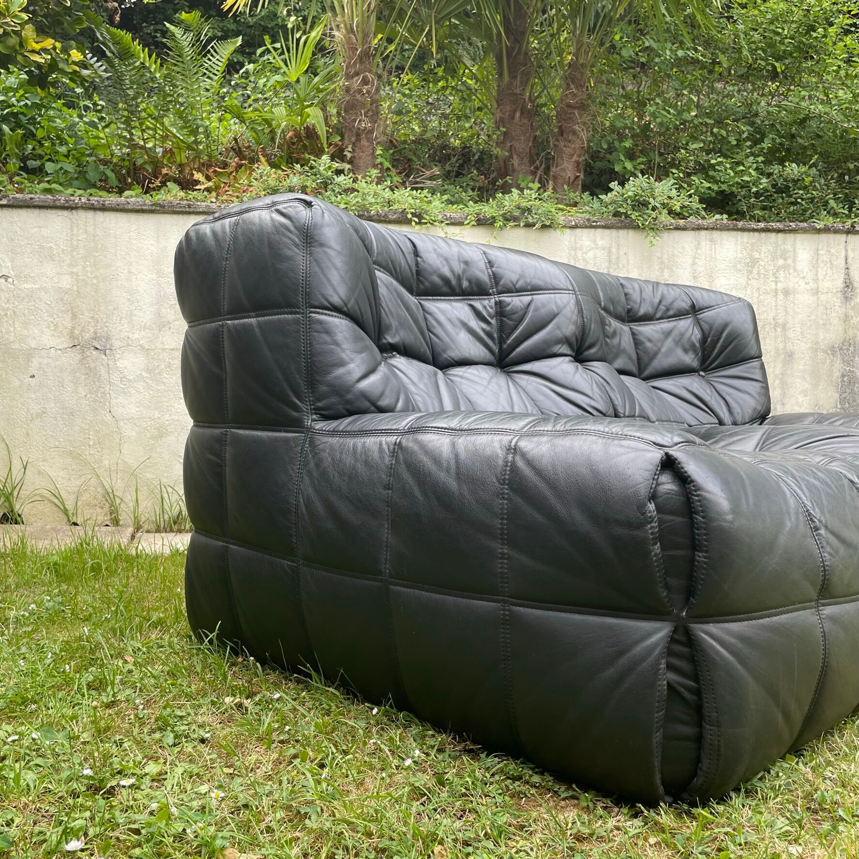 Kashima 2-seater sofa in black leather Michel Ducaroy, 1970