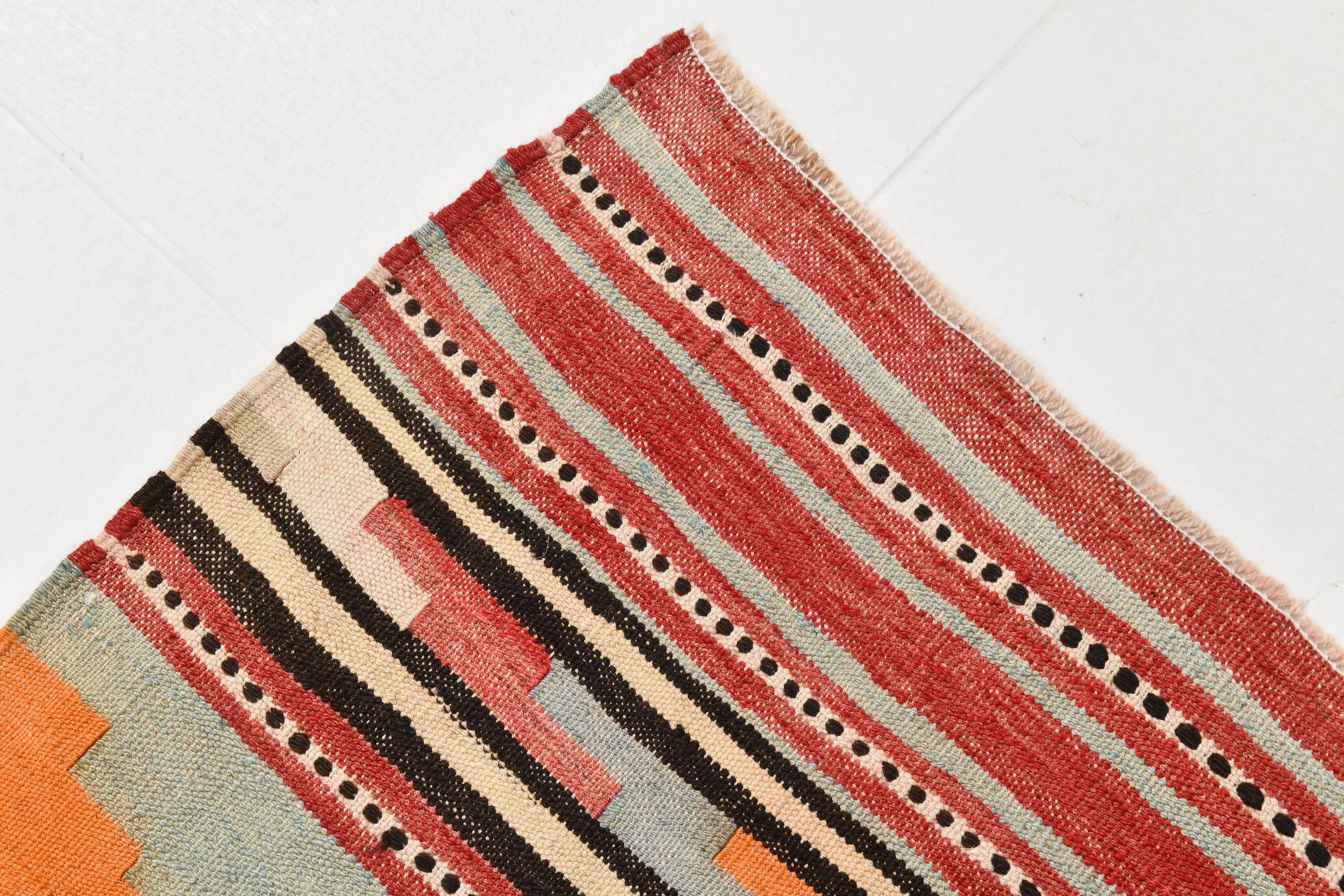 Tapis Kilim fait main rayé rose blush et marron, 131x196 cm