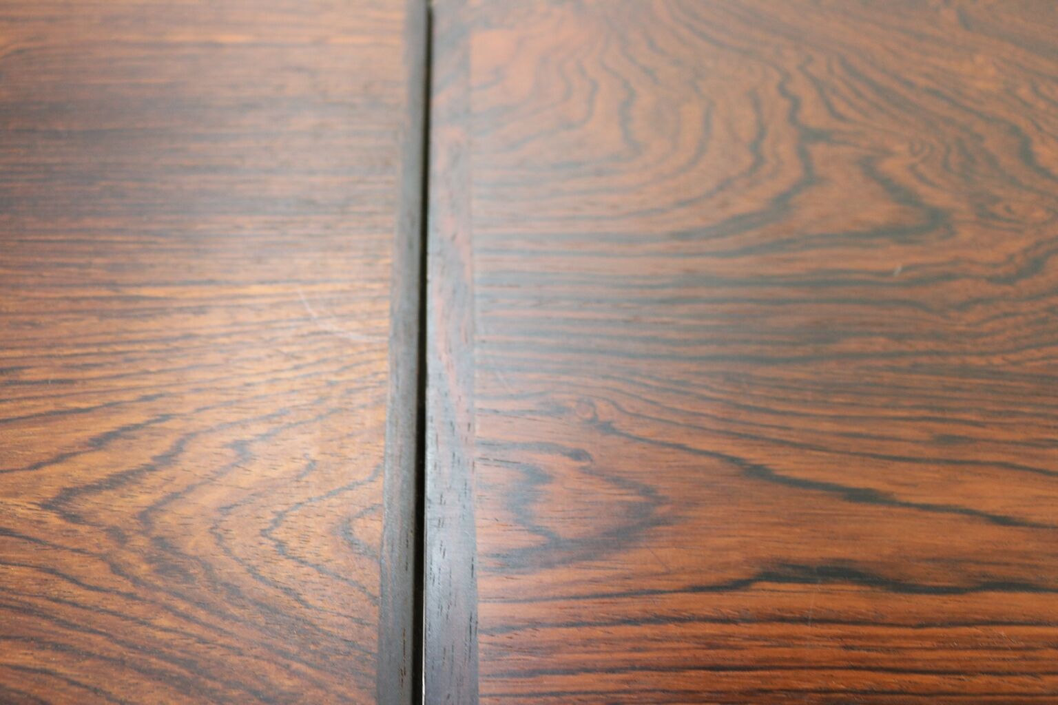 Top quality Danish design dinner table in rosewood by Kjaernulf