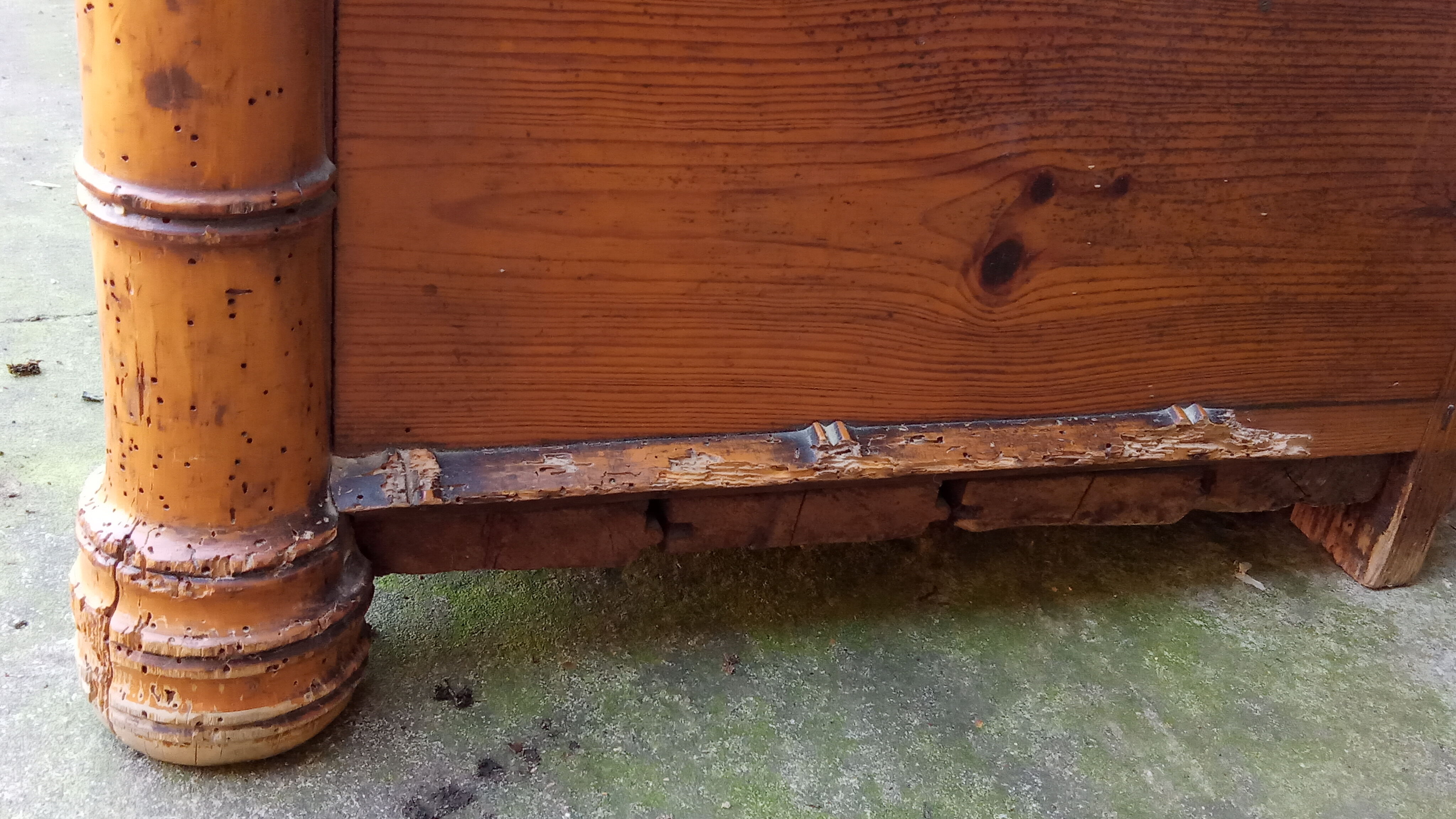 Early 20th century wardrobe in turned pine and pitch pine