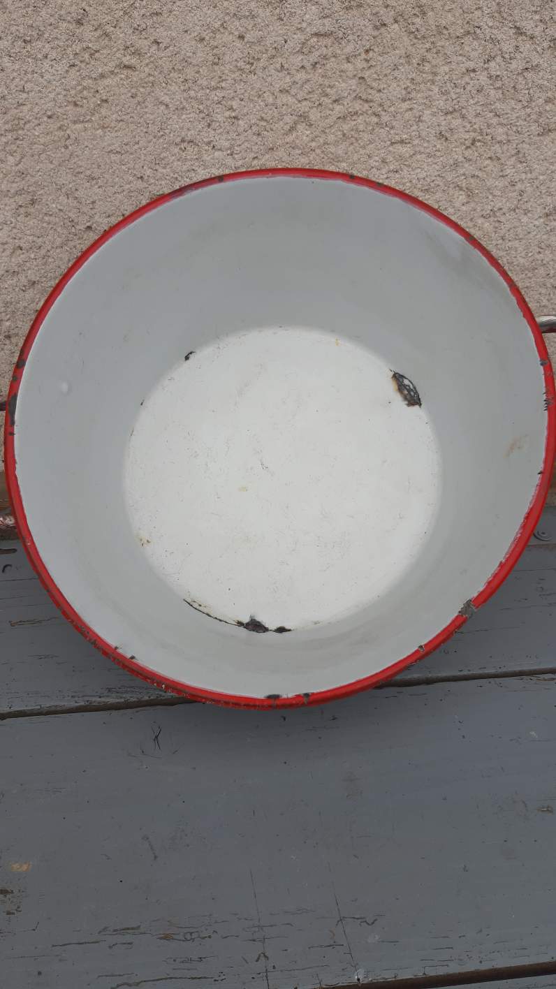 Bassine en tole emaillée rouge