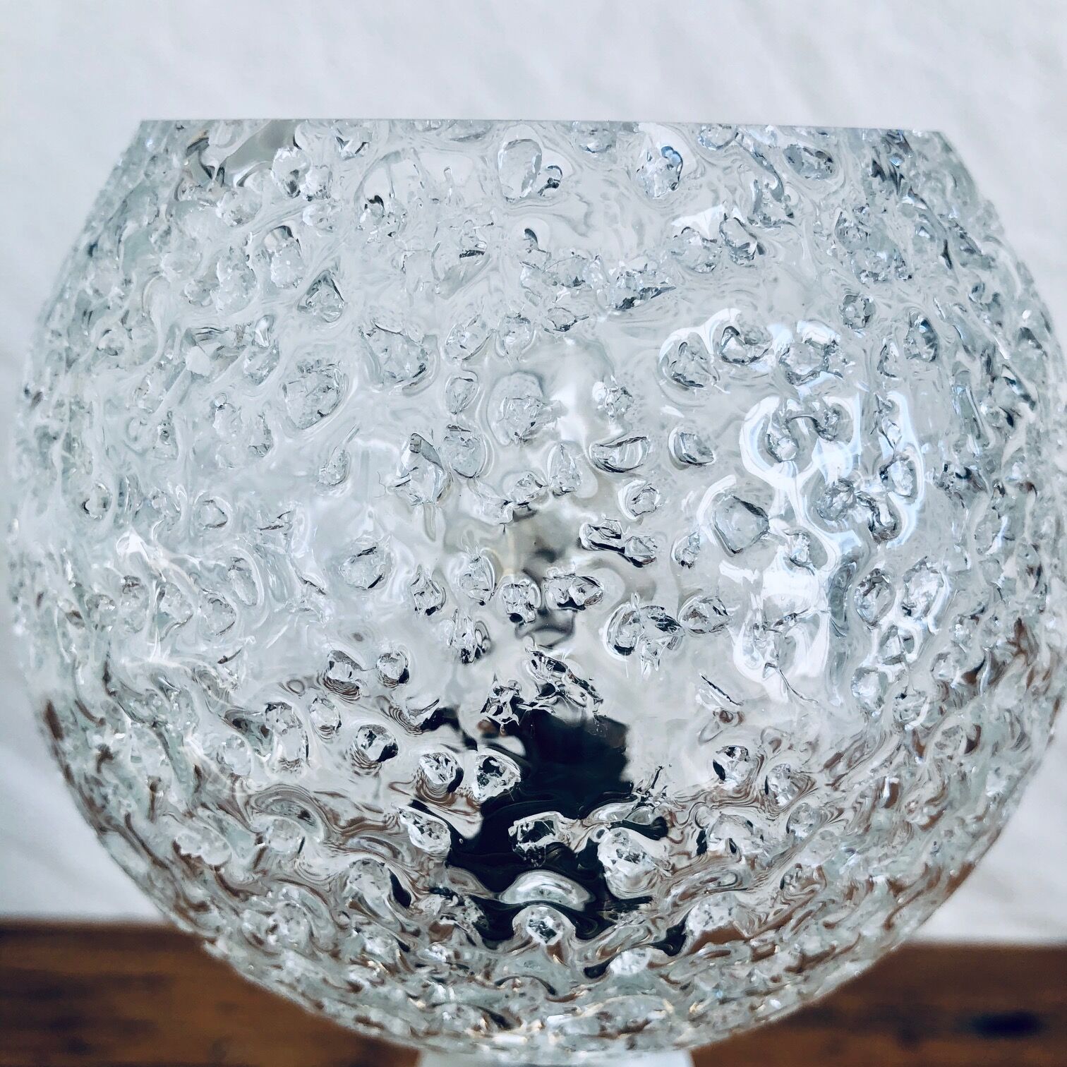 Porcelain table lamp and glass globe