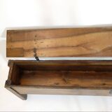 Long coffre à grains en noyer formant banc, 220cm.