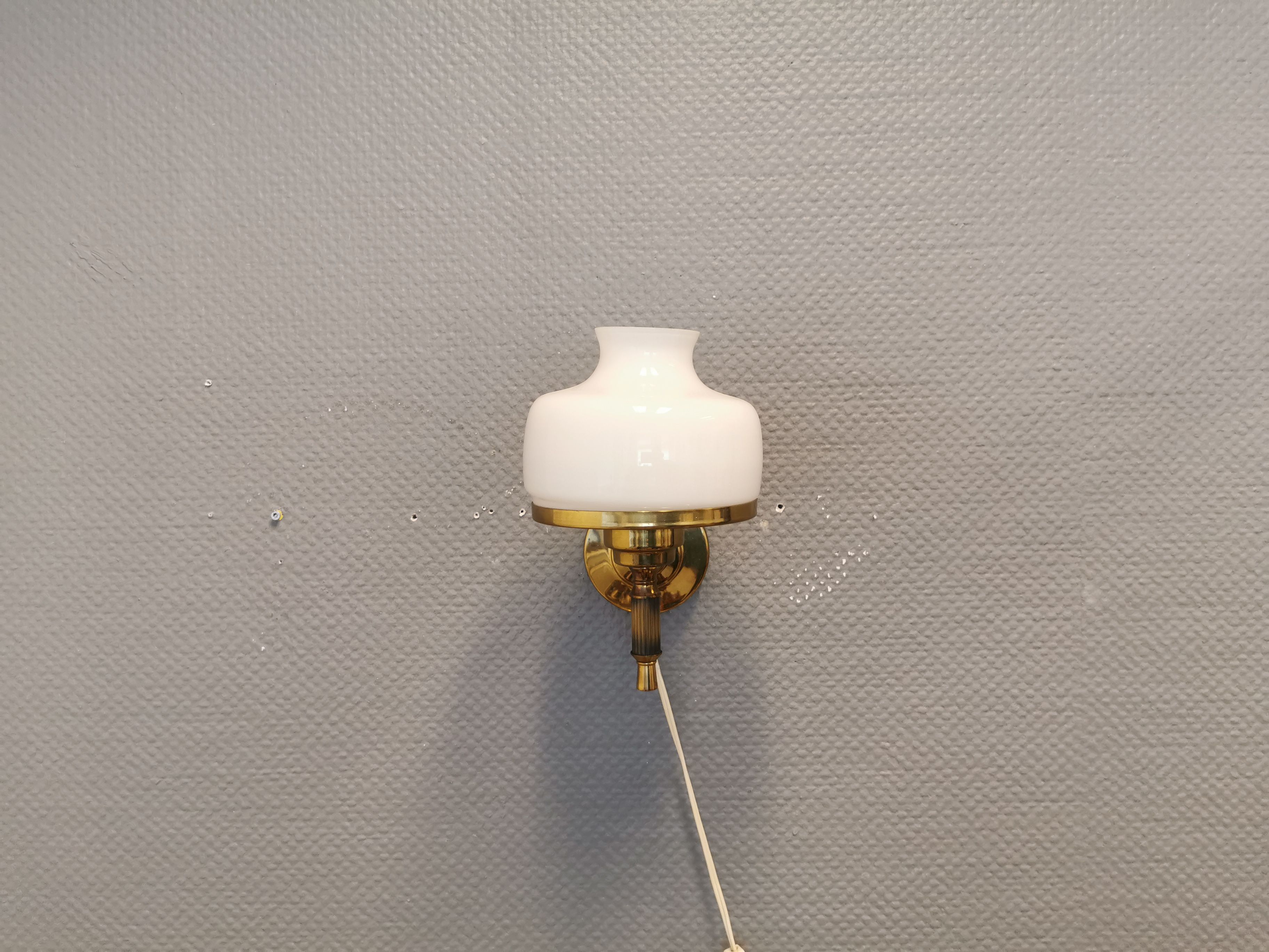 Older wall lamp, in metal, brass and milk-white glass