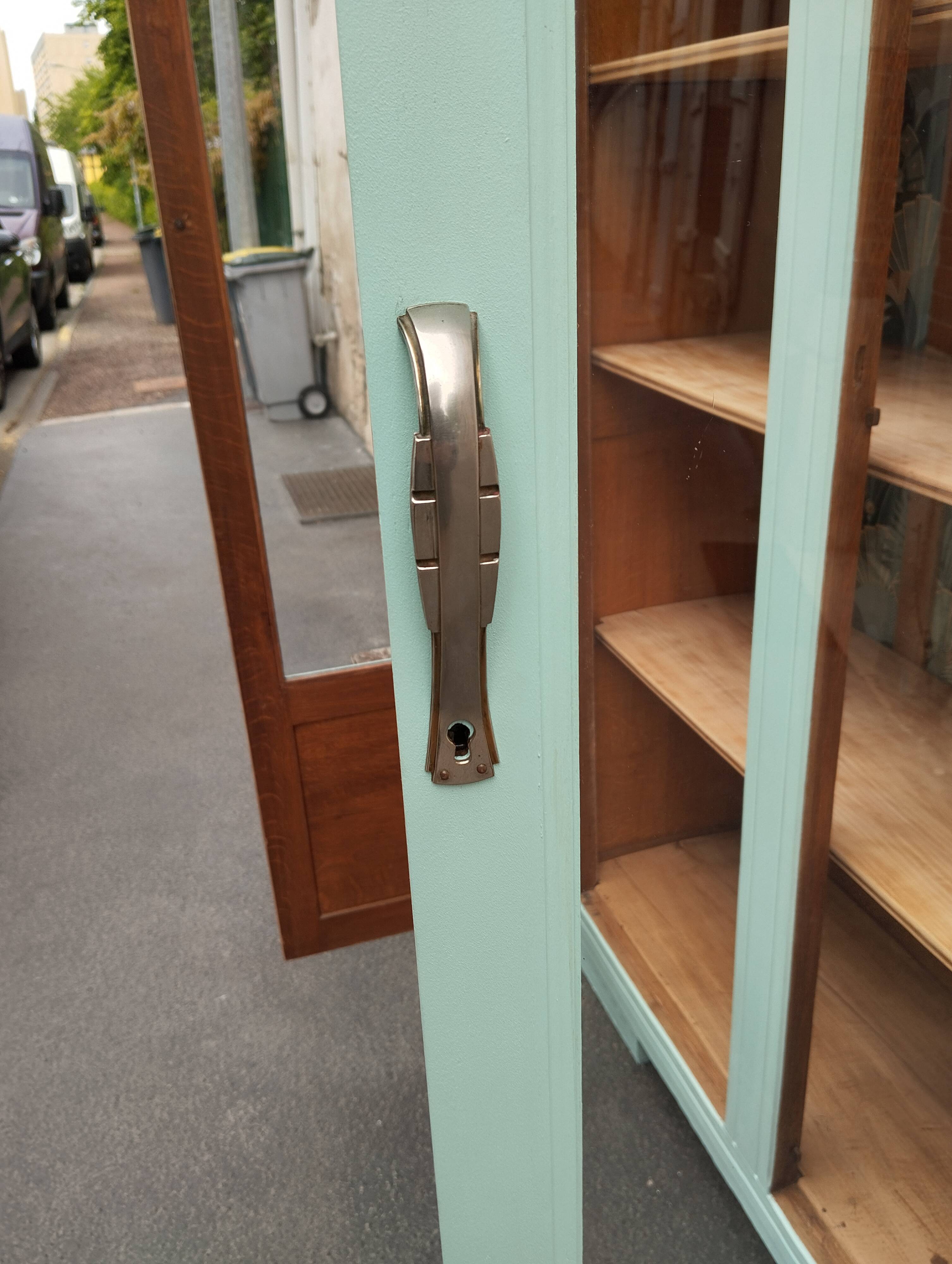 Parisian showcase cabinet year 30