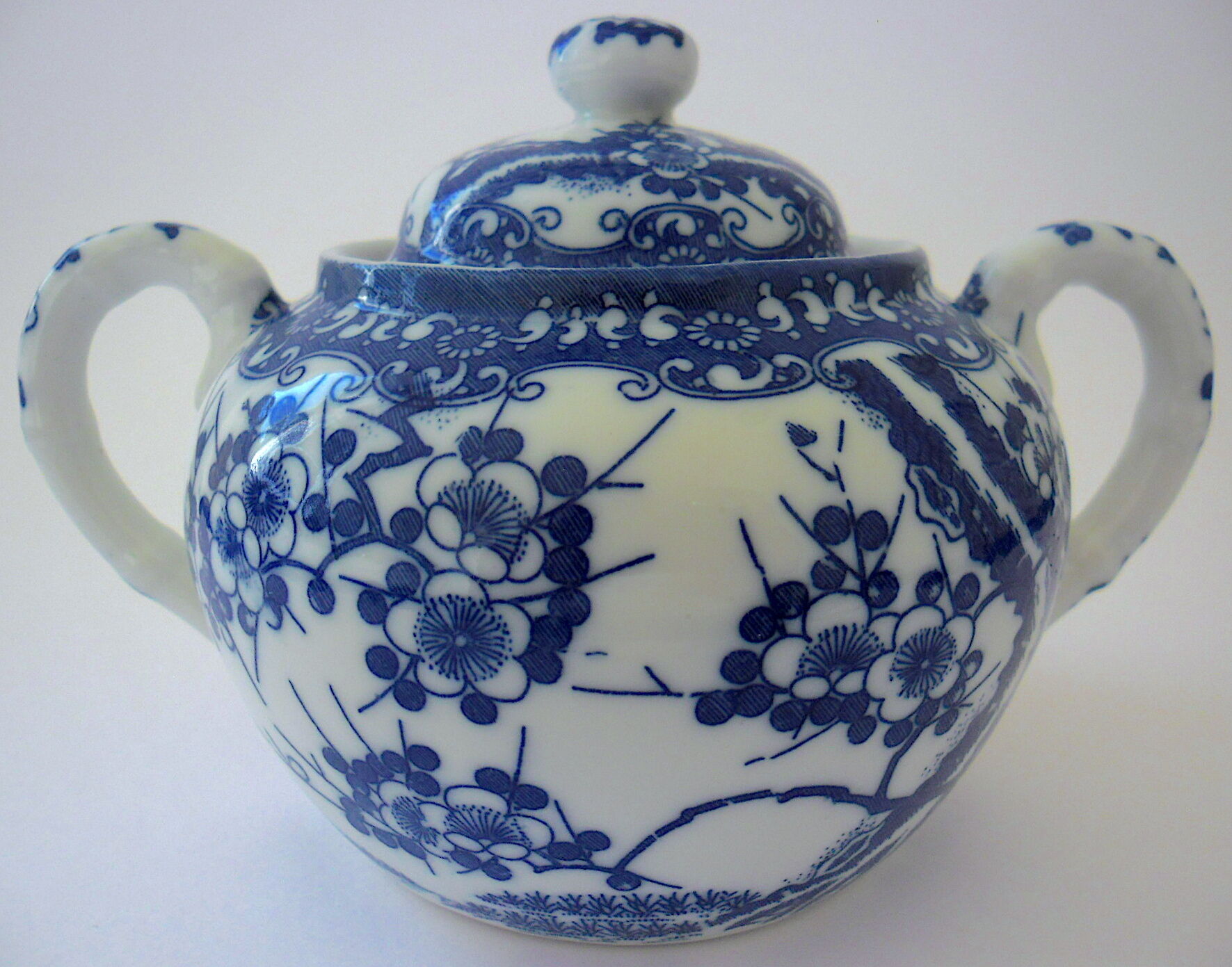 Covered sweetener with two handles in Japanese porcelain with blue camaïeu decoration