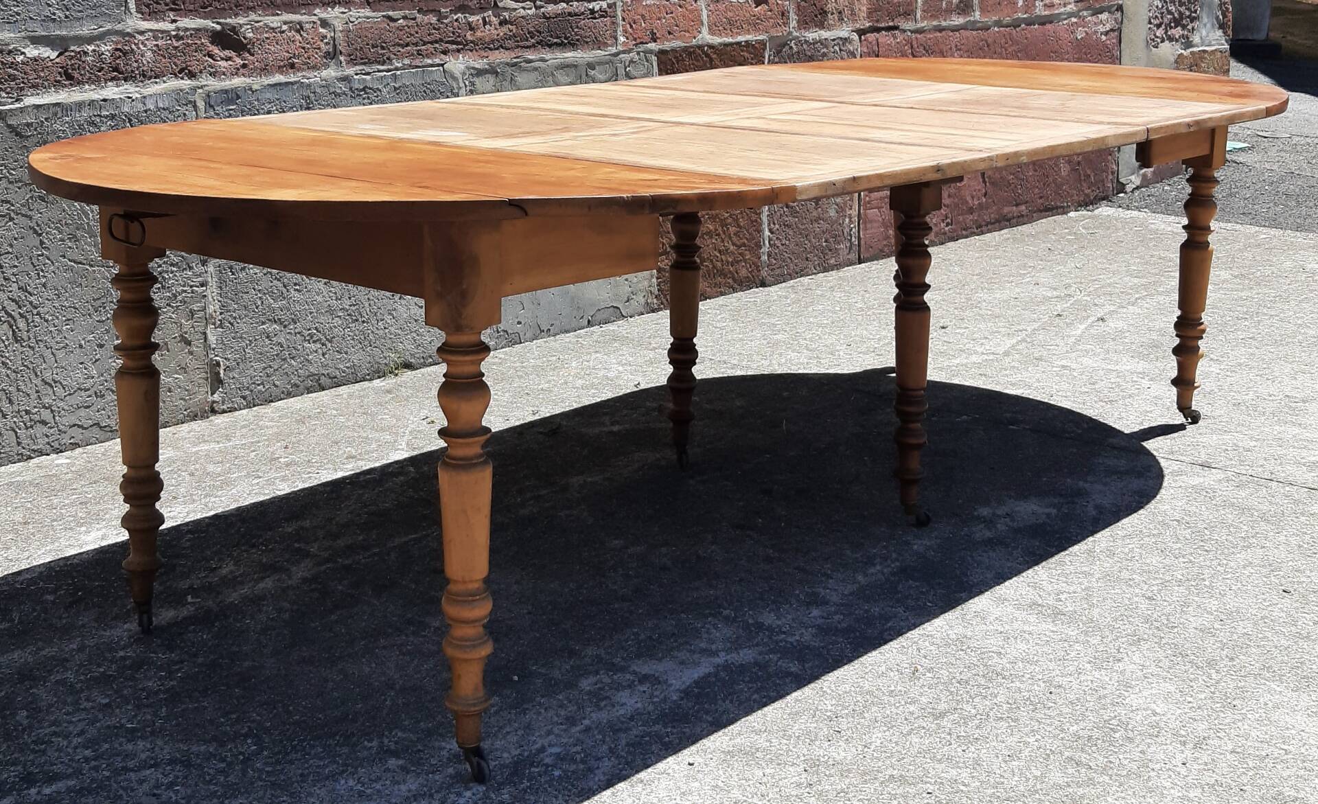 Extendable round table (with extensions and flaps), cherry wood.