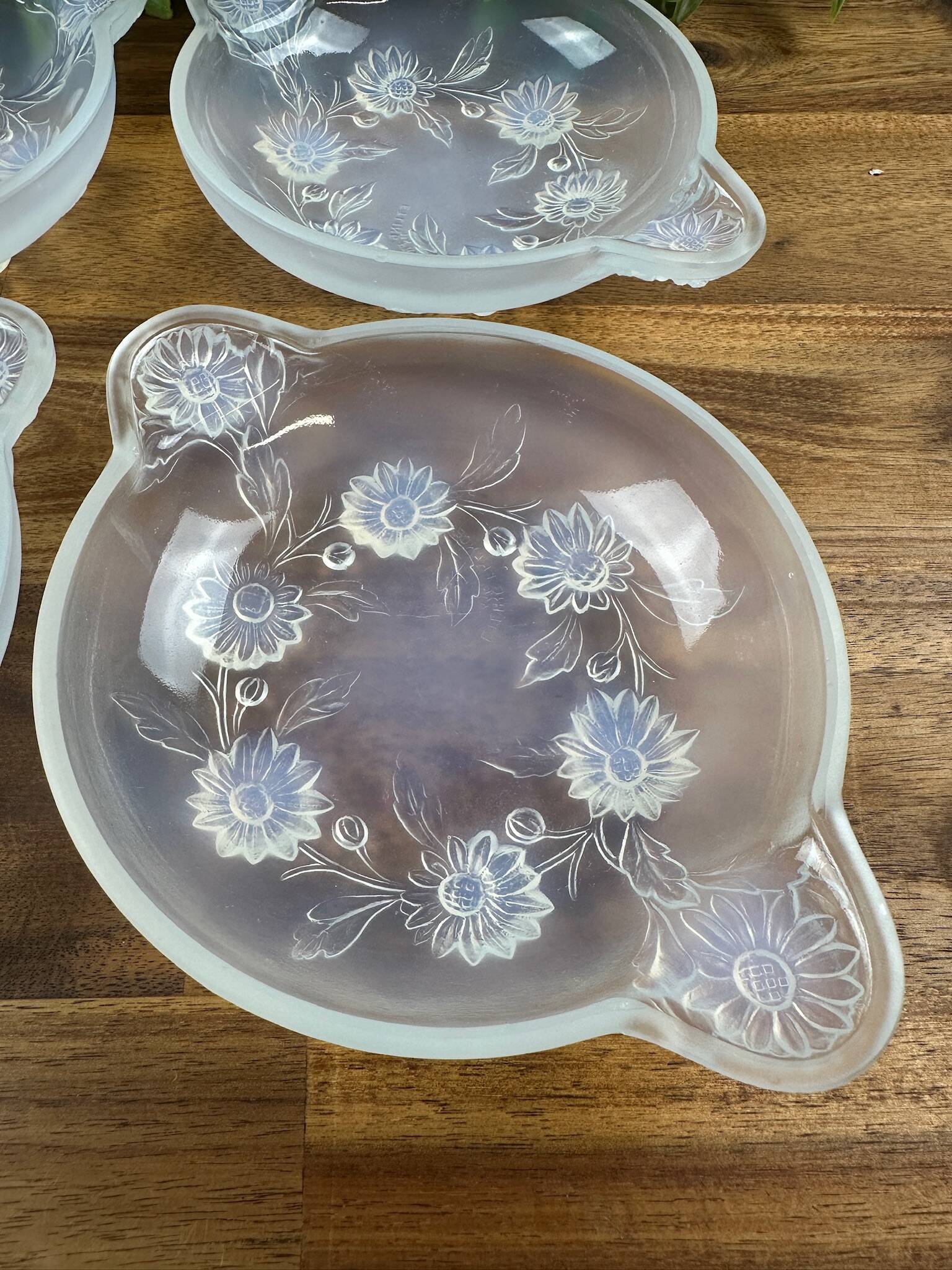 Set of 4 Art Deco bowls model DAHLIA – moulded glass signed ETLING