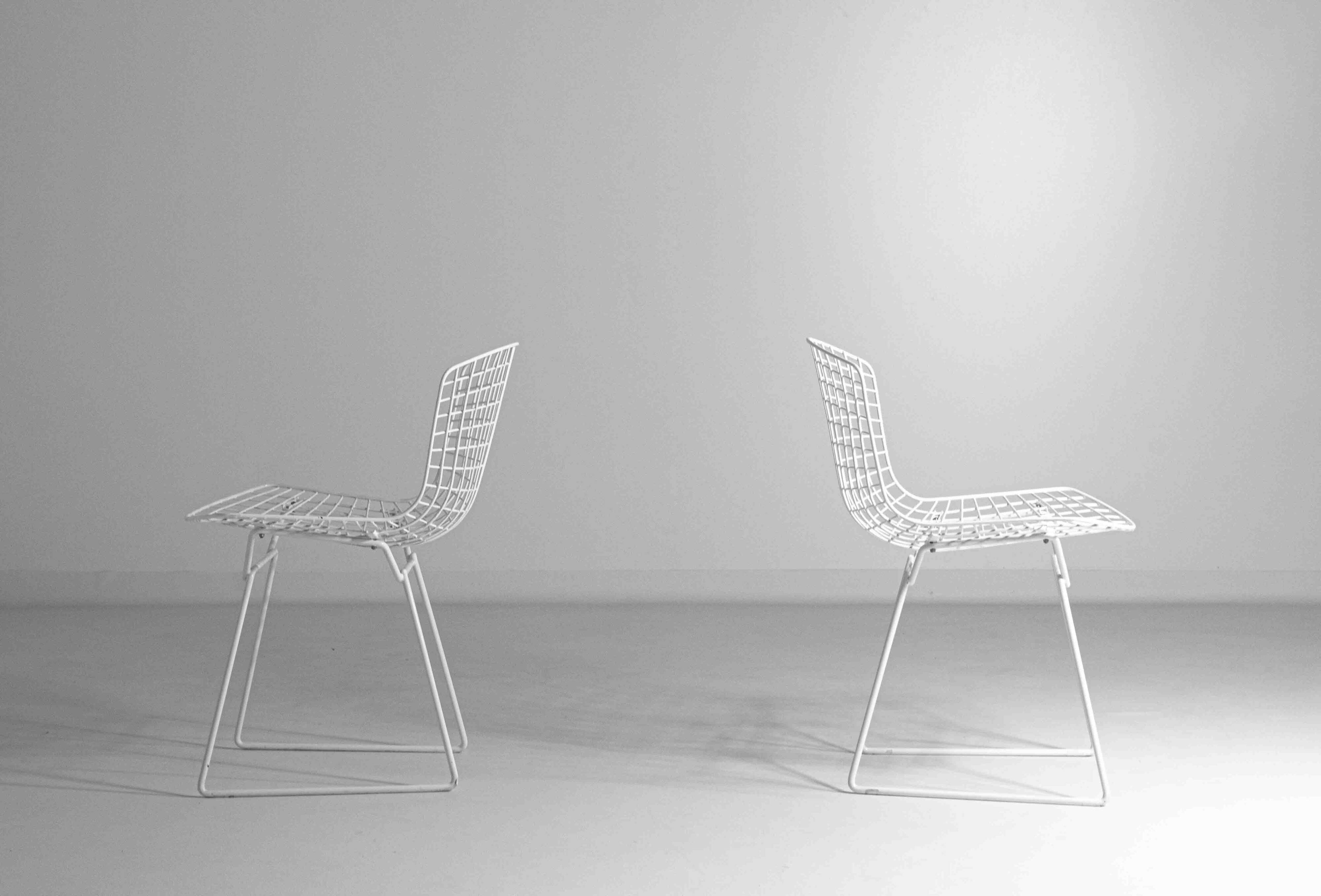 Set of 7 white coated wire chairs by Harry Bertoia for Knoll, 1970s
