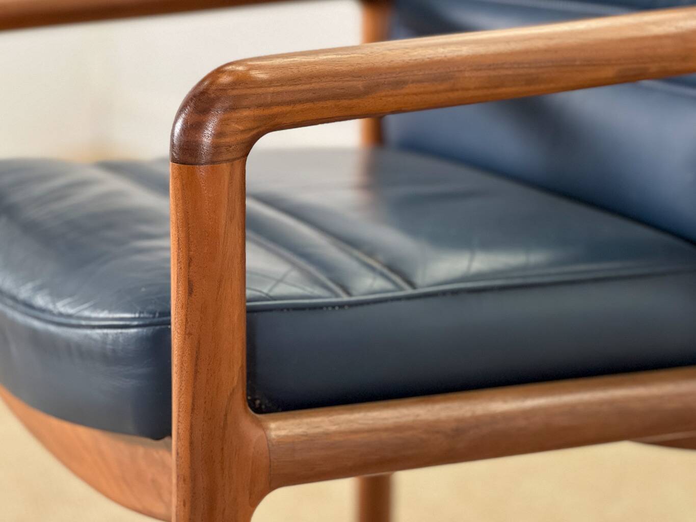 Ensemble de huit chaises de salle à manger à accoudoirs en noyer par Gordon Russell, années 1960