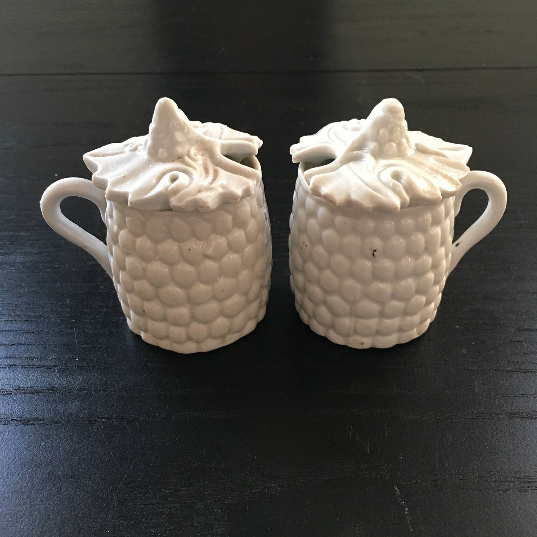 Paire de pots en barbotine