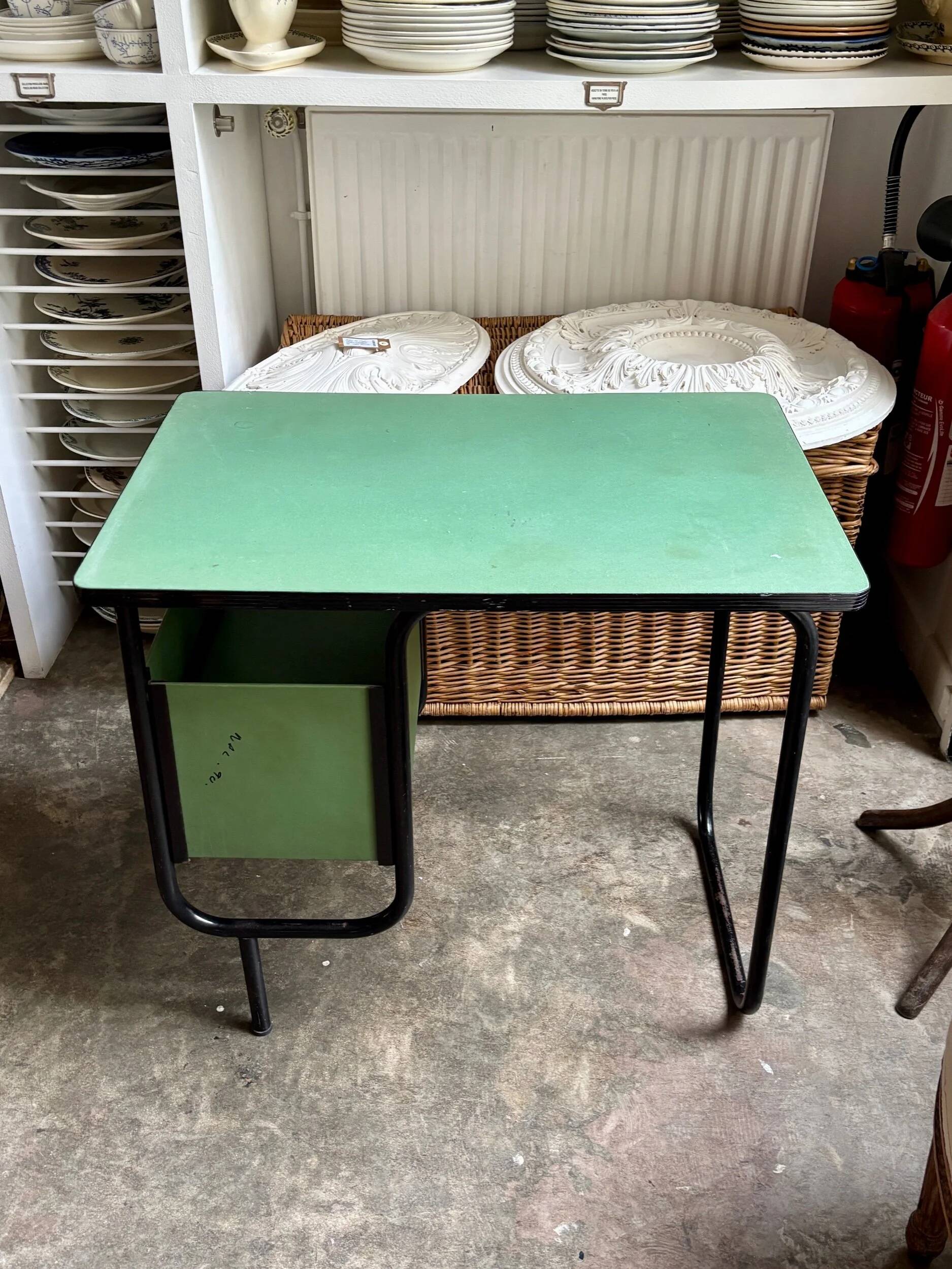 Bureau en métal noir et vinyle vert