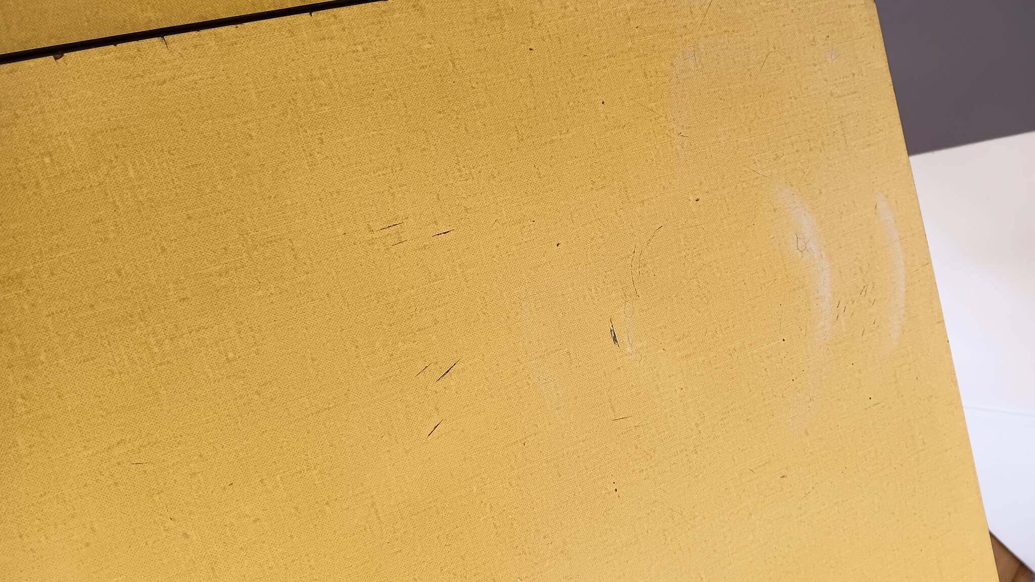 Petit table de cuisine en formica jaune vintage 1960