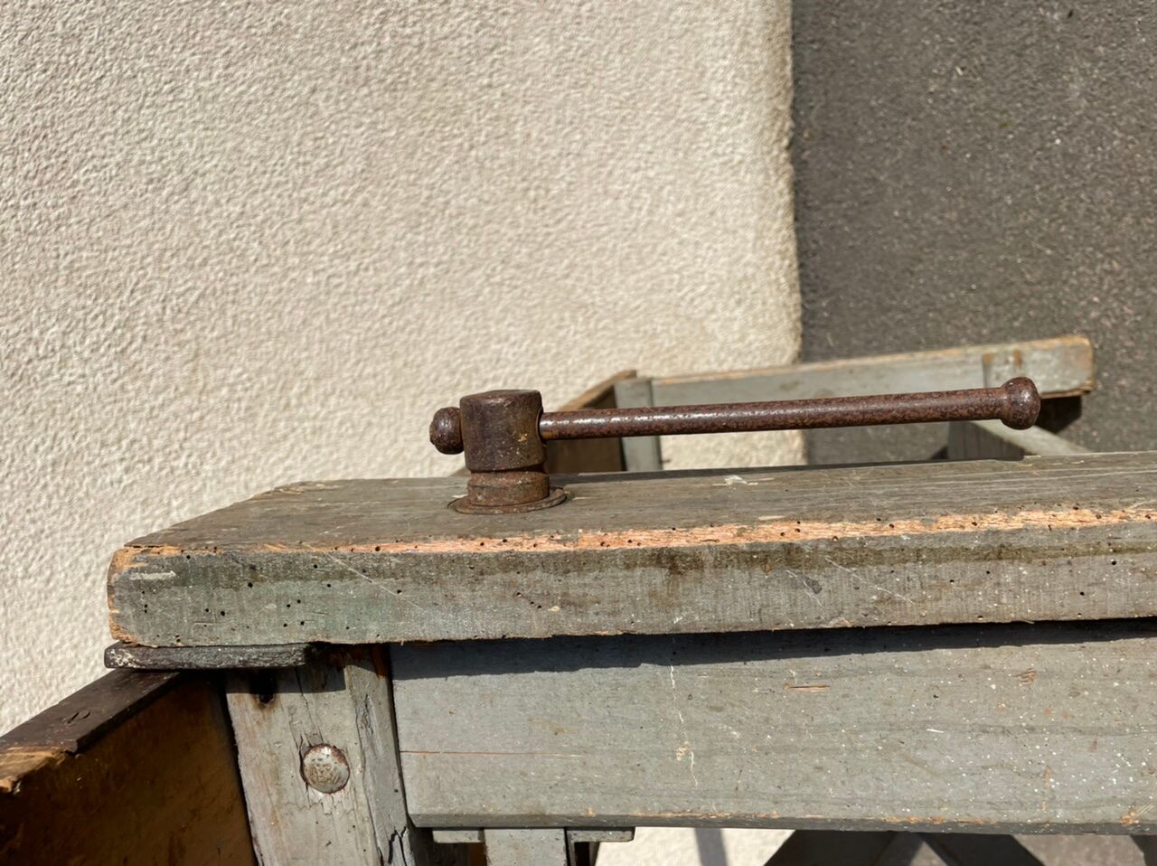 Luthier 19's grey workbench