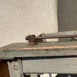 Luthier 19's grey workbench