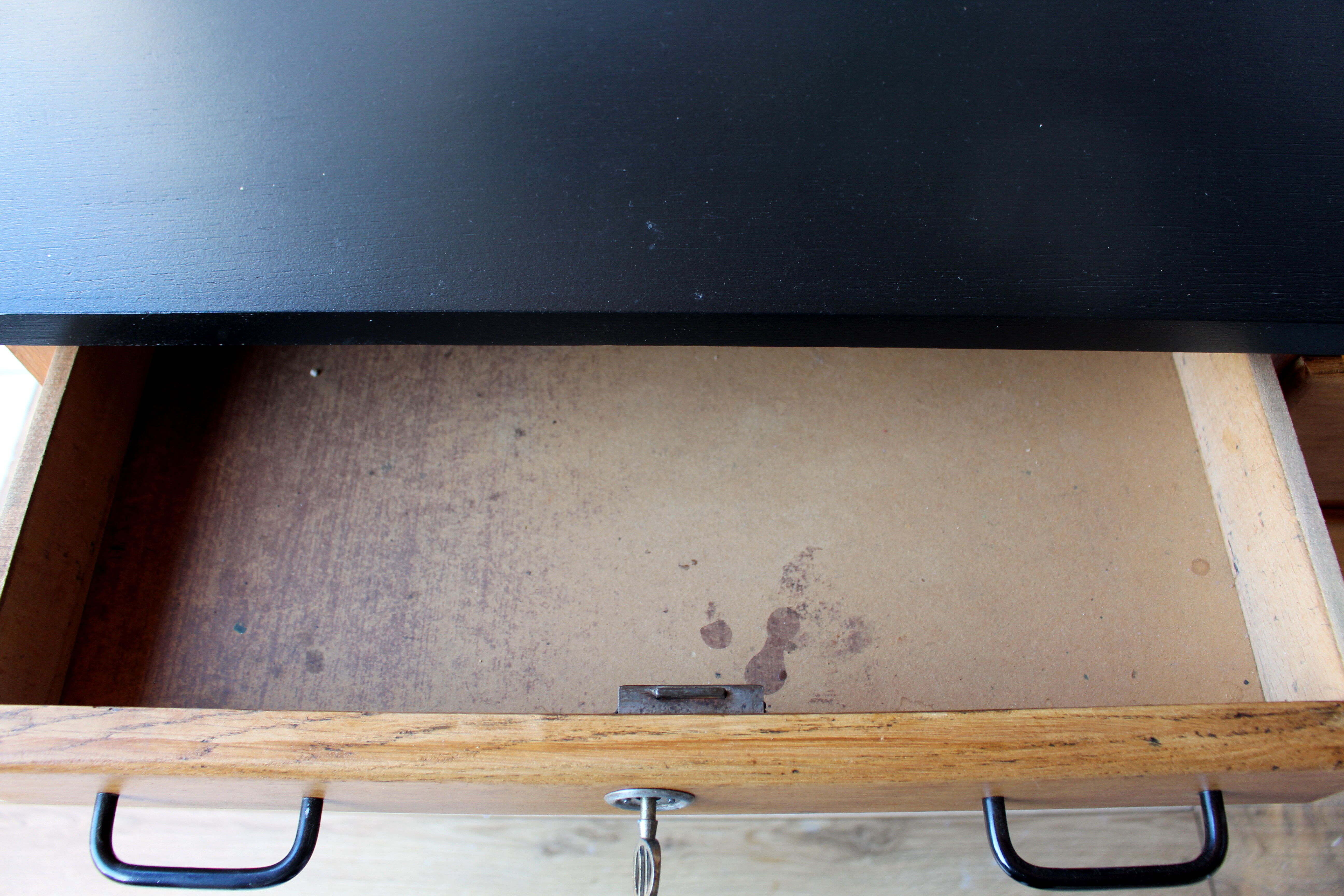 Bureau à caisson années 60.