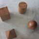Table basse metaforma en bois et plateau en verre