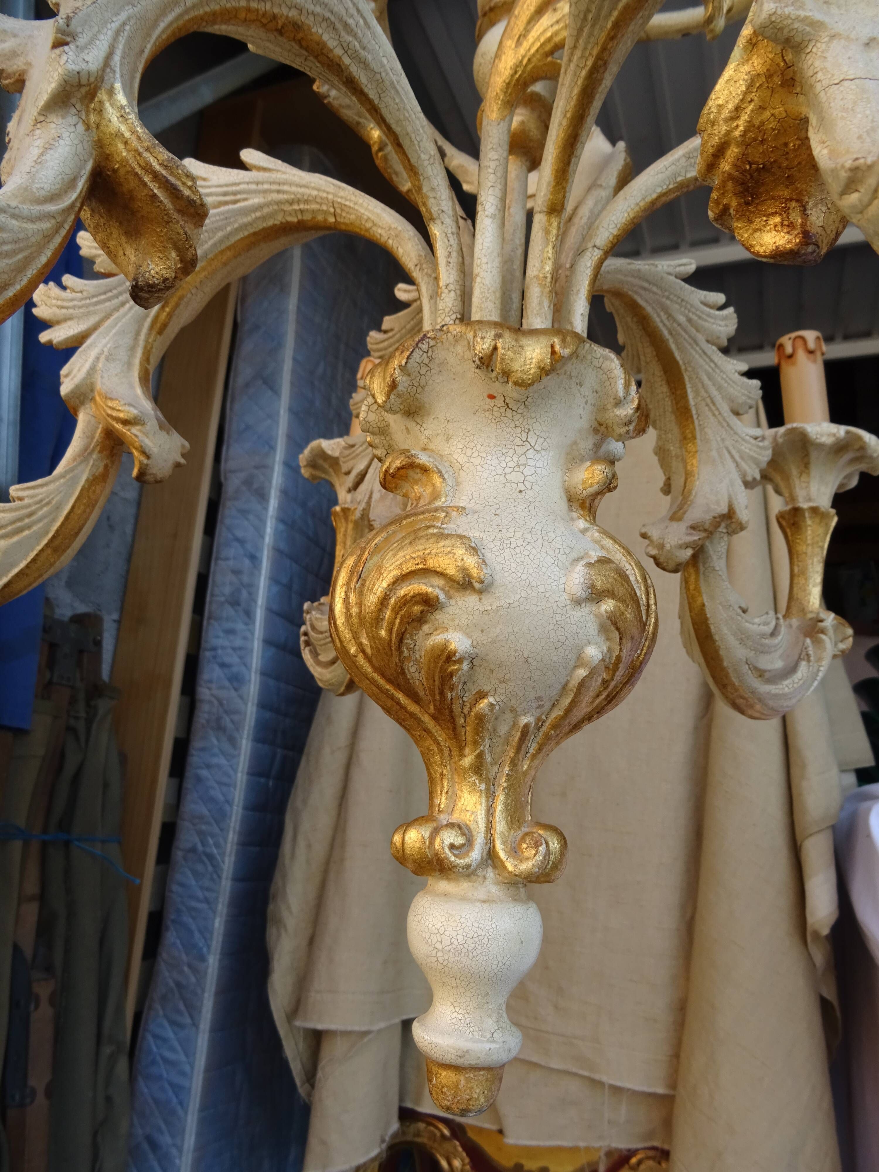 Lustre baroque Italien en bois et stuc doré 109 cm