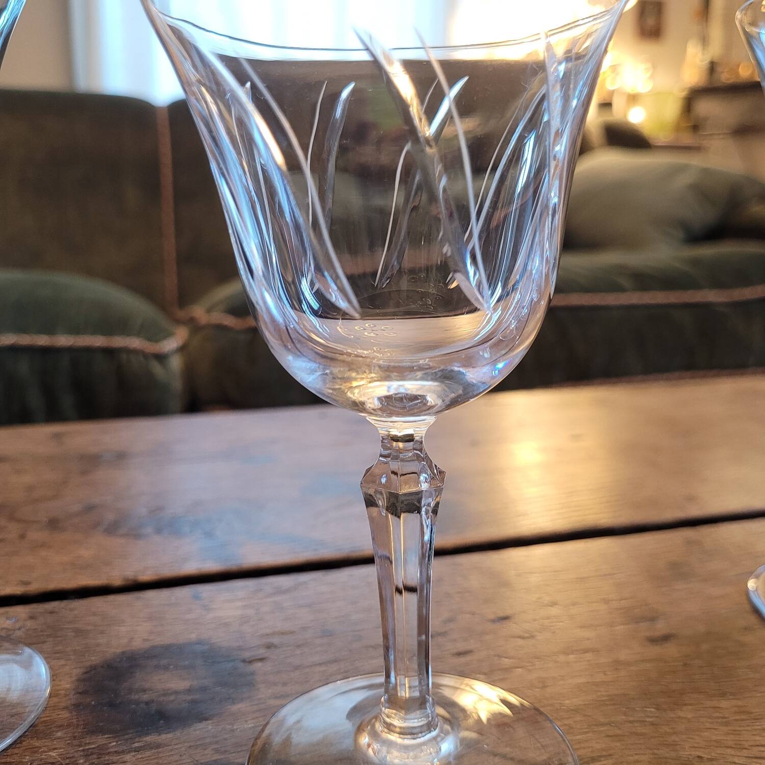 Service de 12 verres en cristal gravé – deux formats assortis, années
