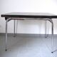 Table en formica marbré noir et blanc
