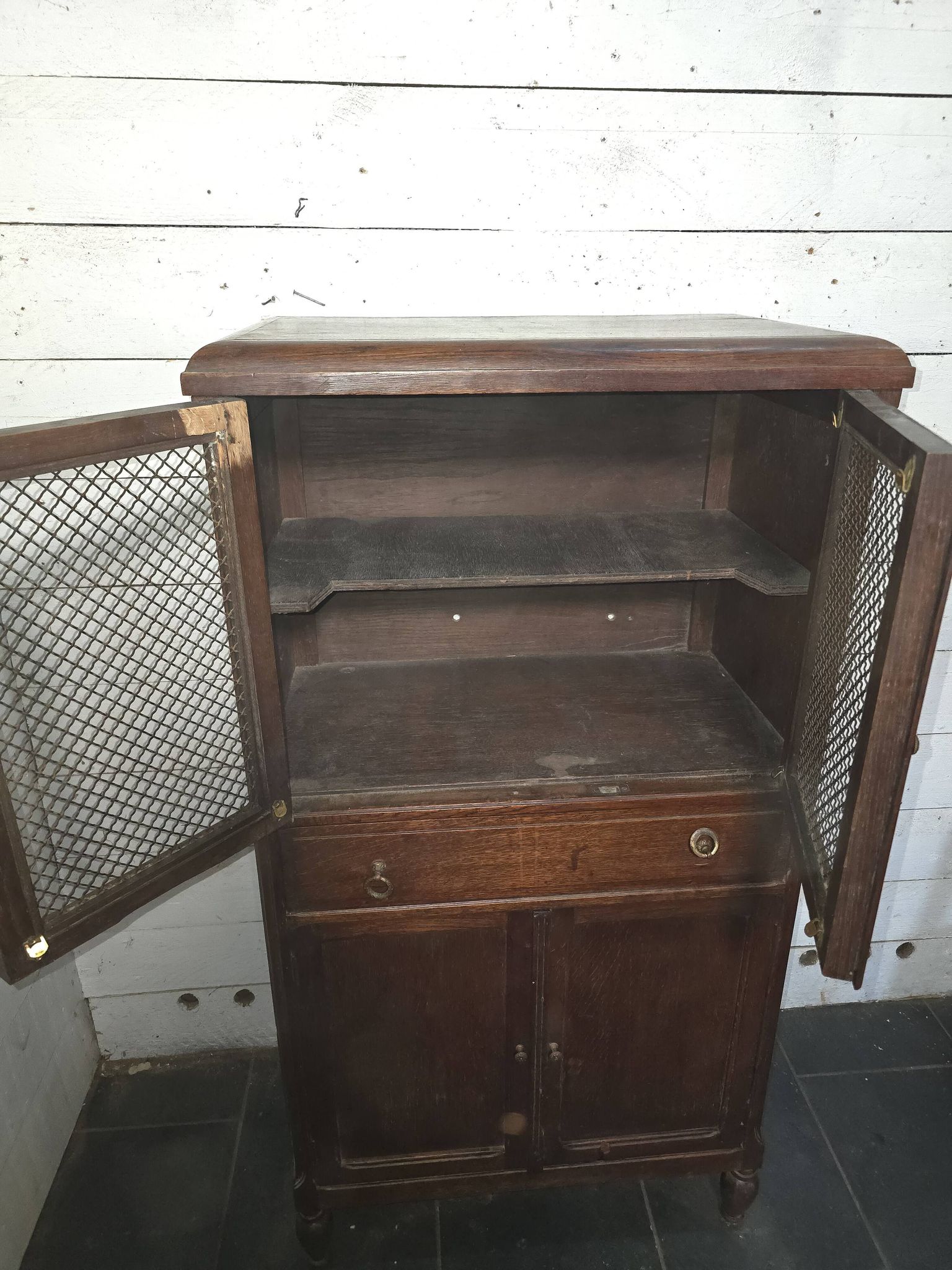 Meuble vintage en chêne avec portes grillagées
