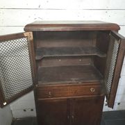 Meuble vintage en chêne avec portes grillagées