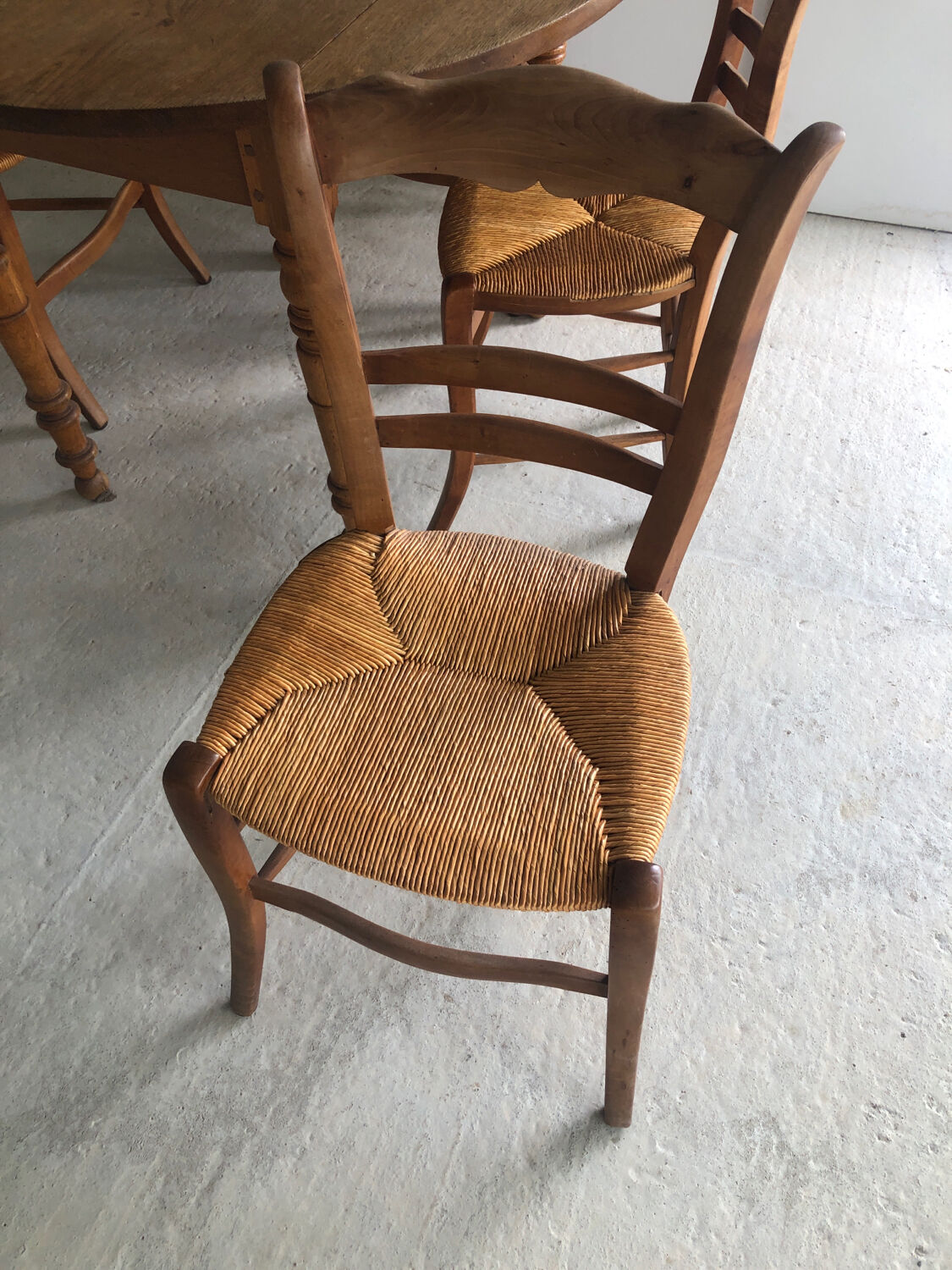Round wooden table (4/6 people) with 4 straw chairs
