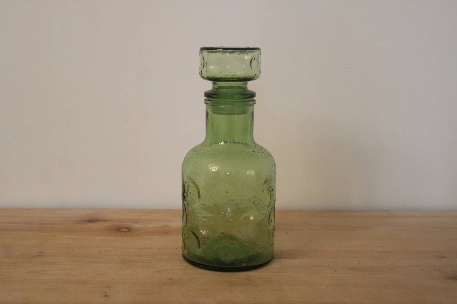 Carafe vintage en verre vert texturé avec bouchon assorti – H25 cm
