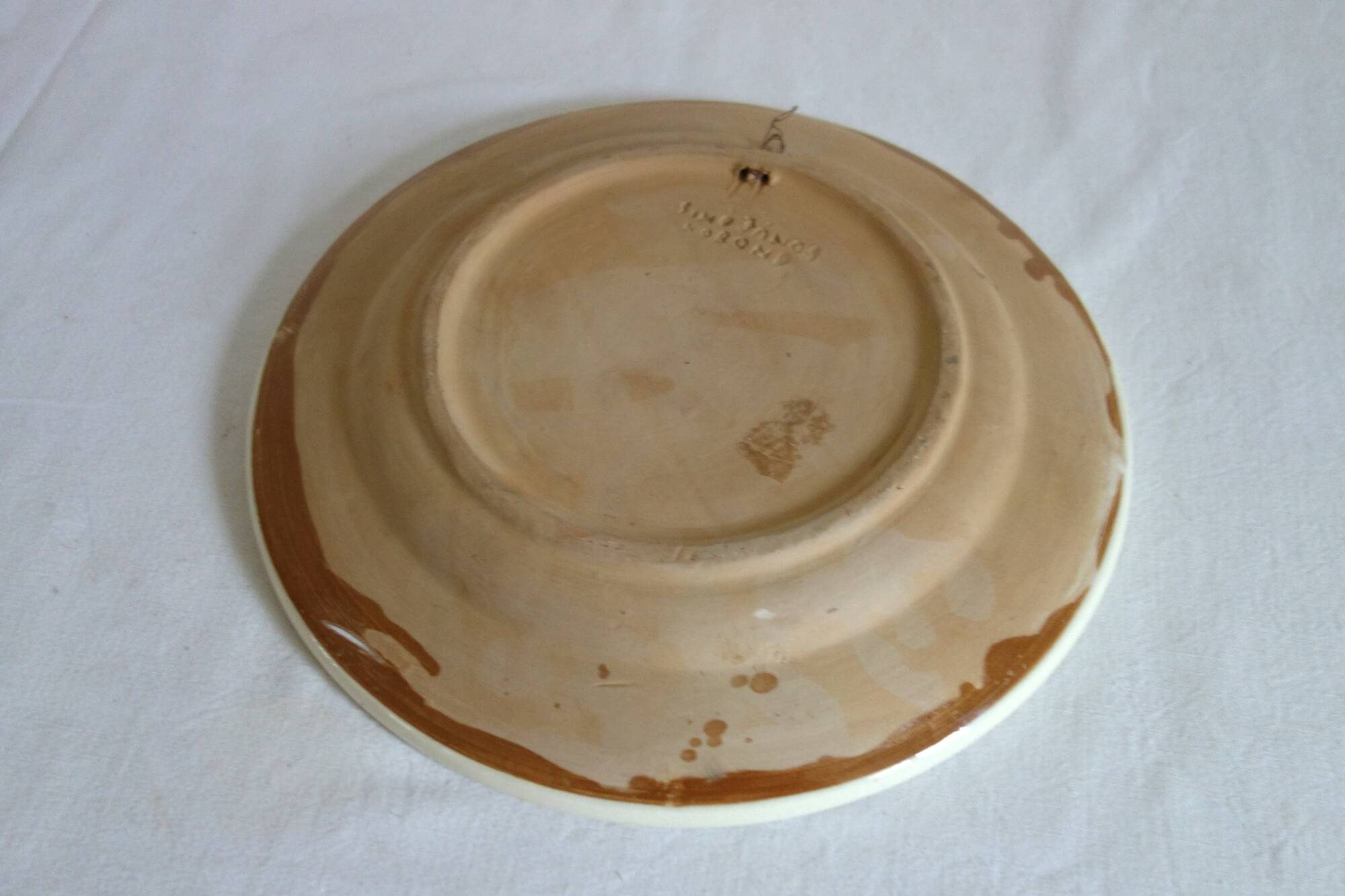 Small ceramic wall plate signed Korond, Hungary