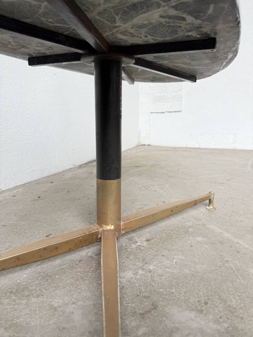 Table basse en marbre vert et laiton par Michel Kin pour Arflex