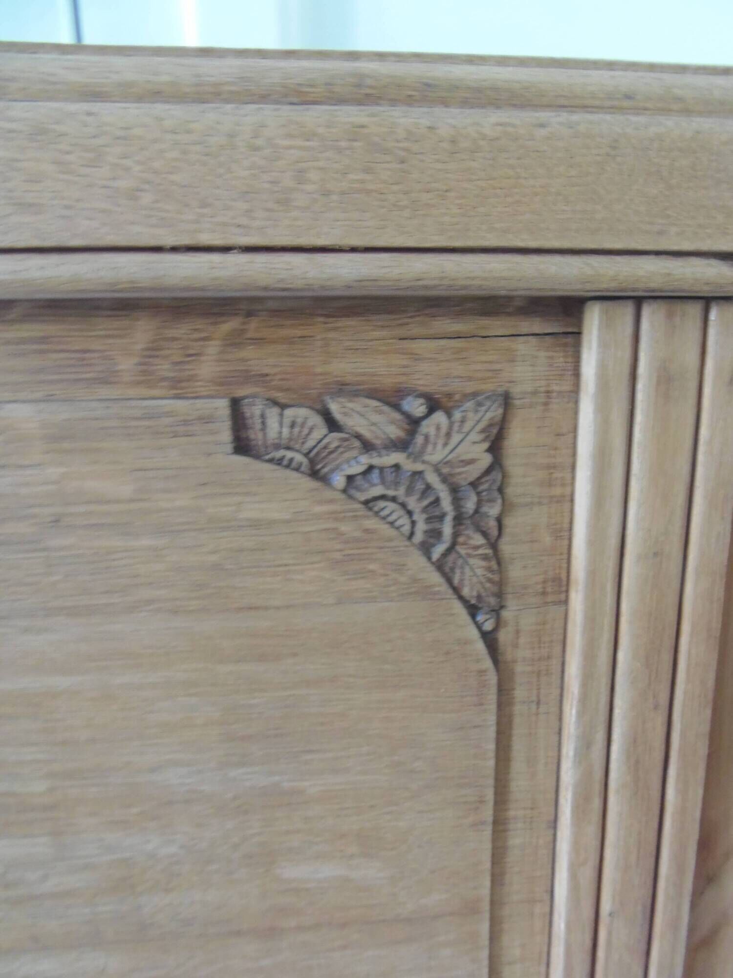 Art Deco headboard for a 160cm bed in raw wood with a waxed finish.