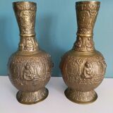 Jolie paire de vases asiatiques anciens en bronze