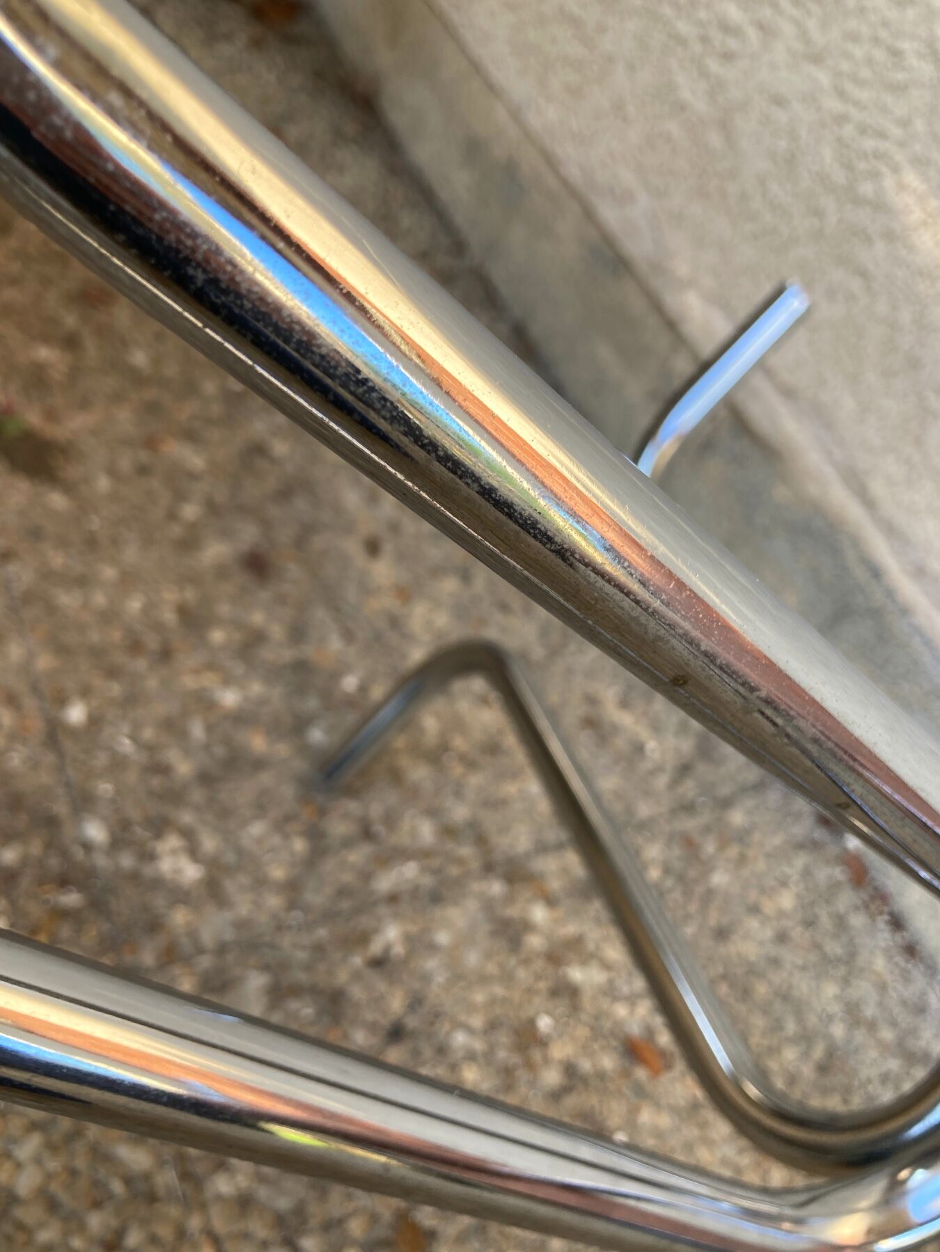 Table basse vintage en verre fumé et chrome