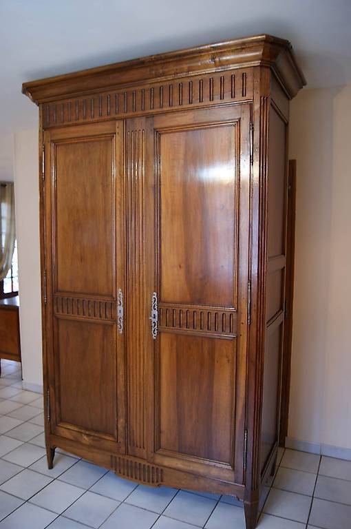 Armoire en noyer d'époque Louis XVI