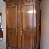 Armoire en noyer d'époque Louis XVI