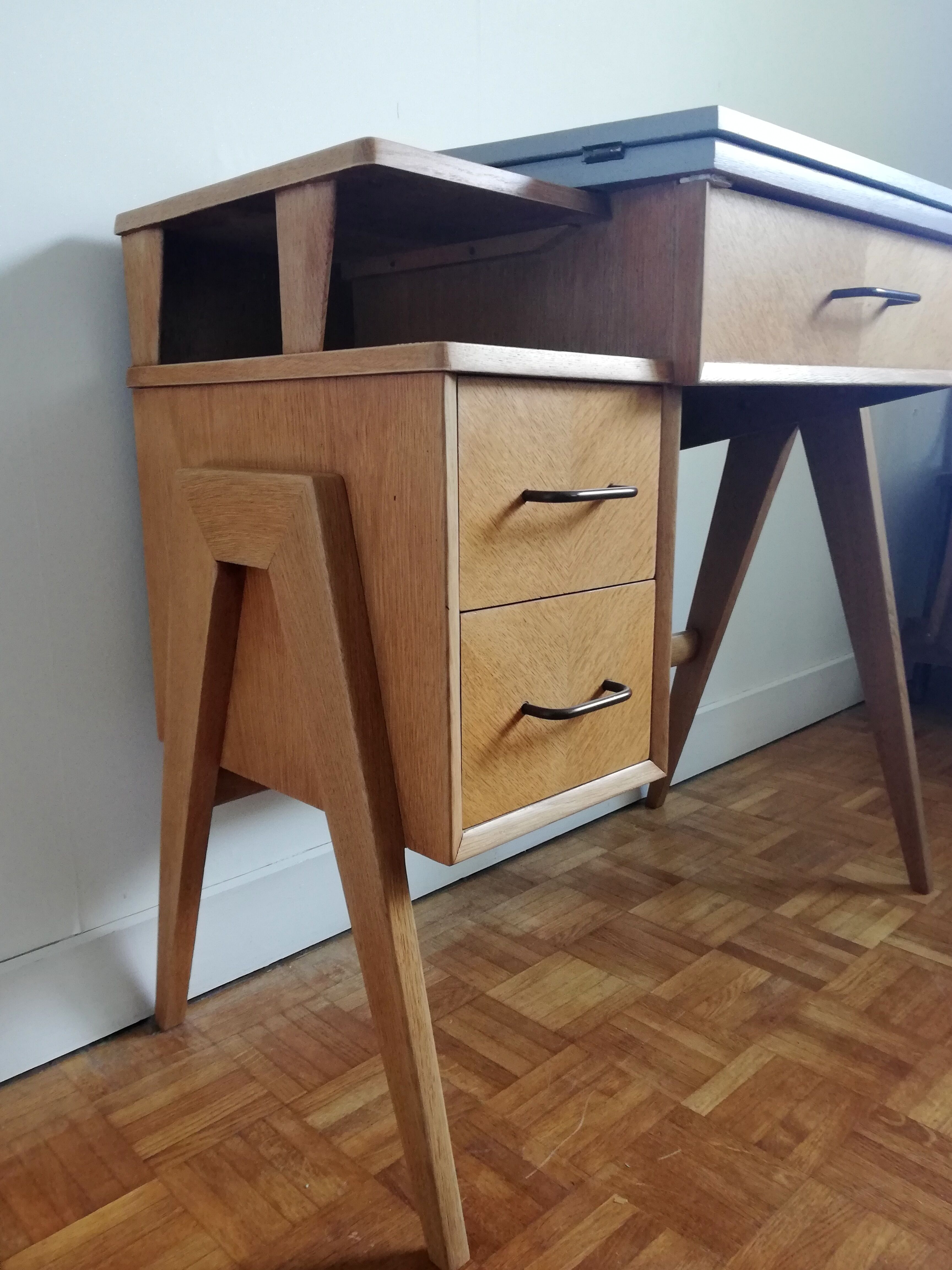 Extendable desk compass feet