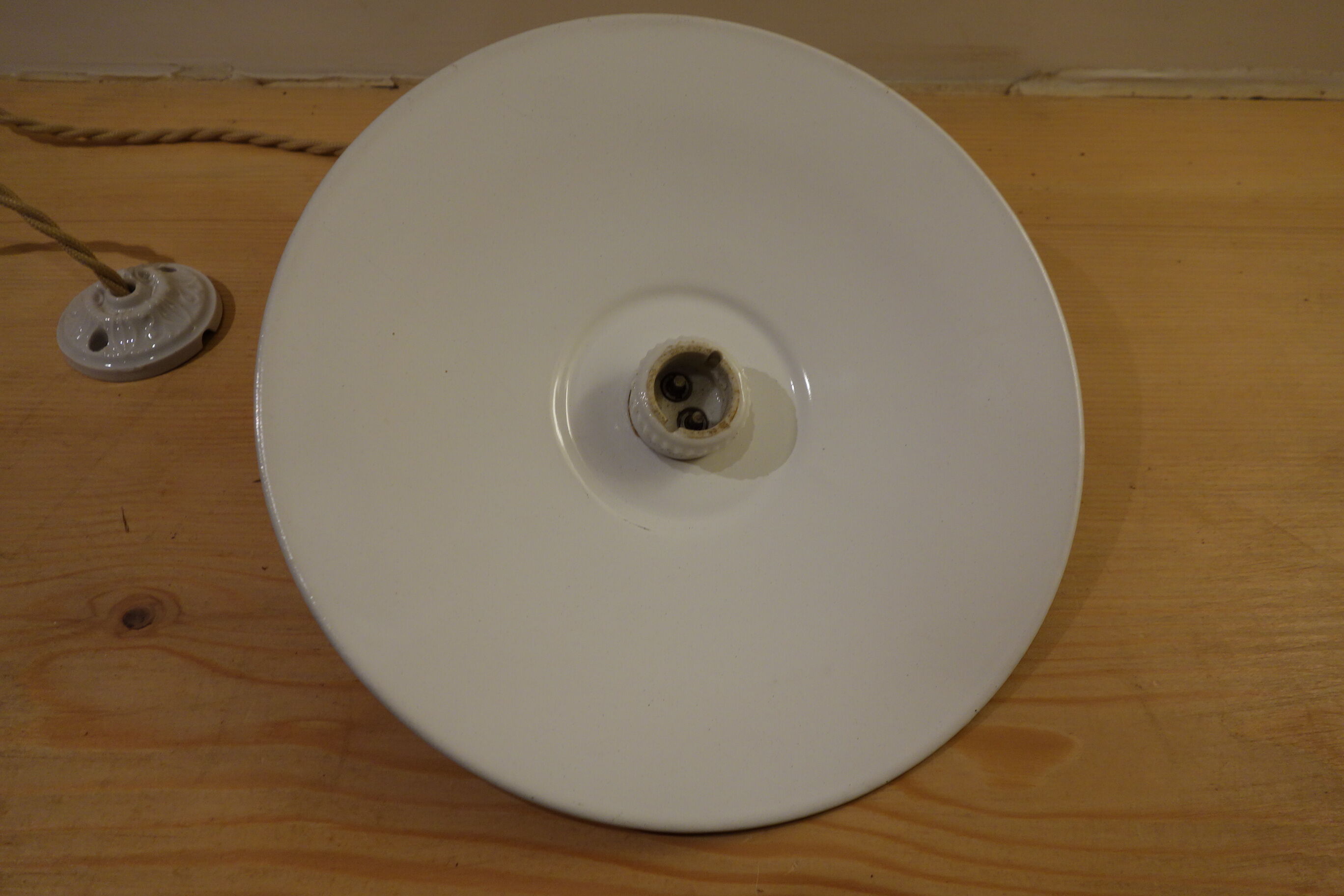 Black enamelled suspension - porcelain rosette