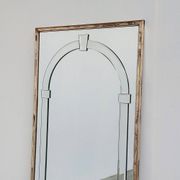 Grand miroir mural en verre biseauté de style Art Déco avec design d'arc architectural.