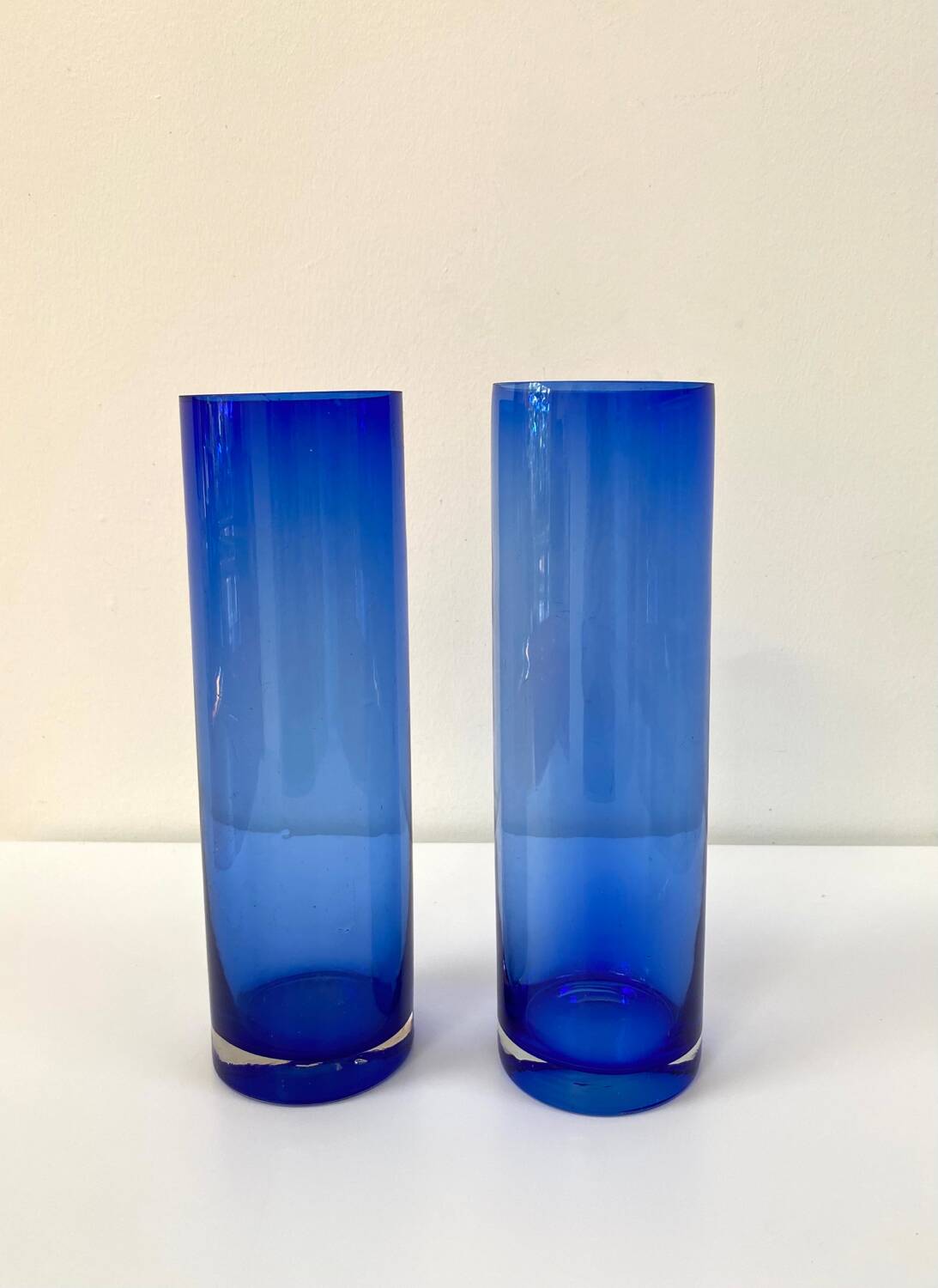 Lot de 2 vases vintage en verre bleu cobalt