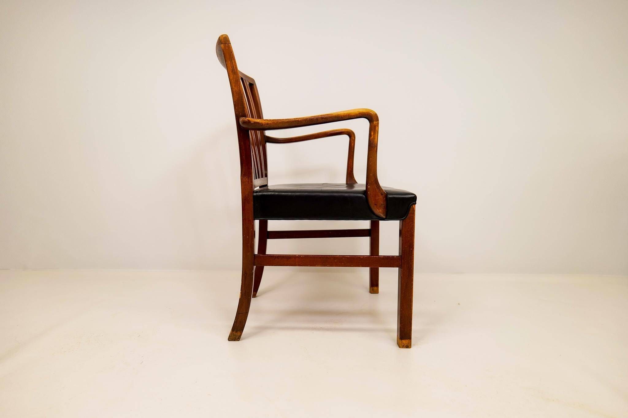 Fauteuil mi-siècle Ole Wanscher pour Fritz Hansen, hêtre teinté et cuir