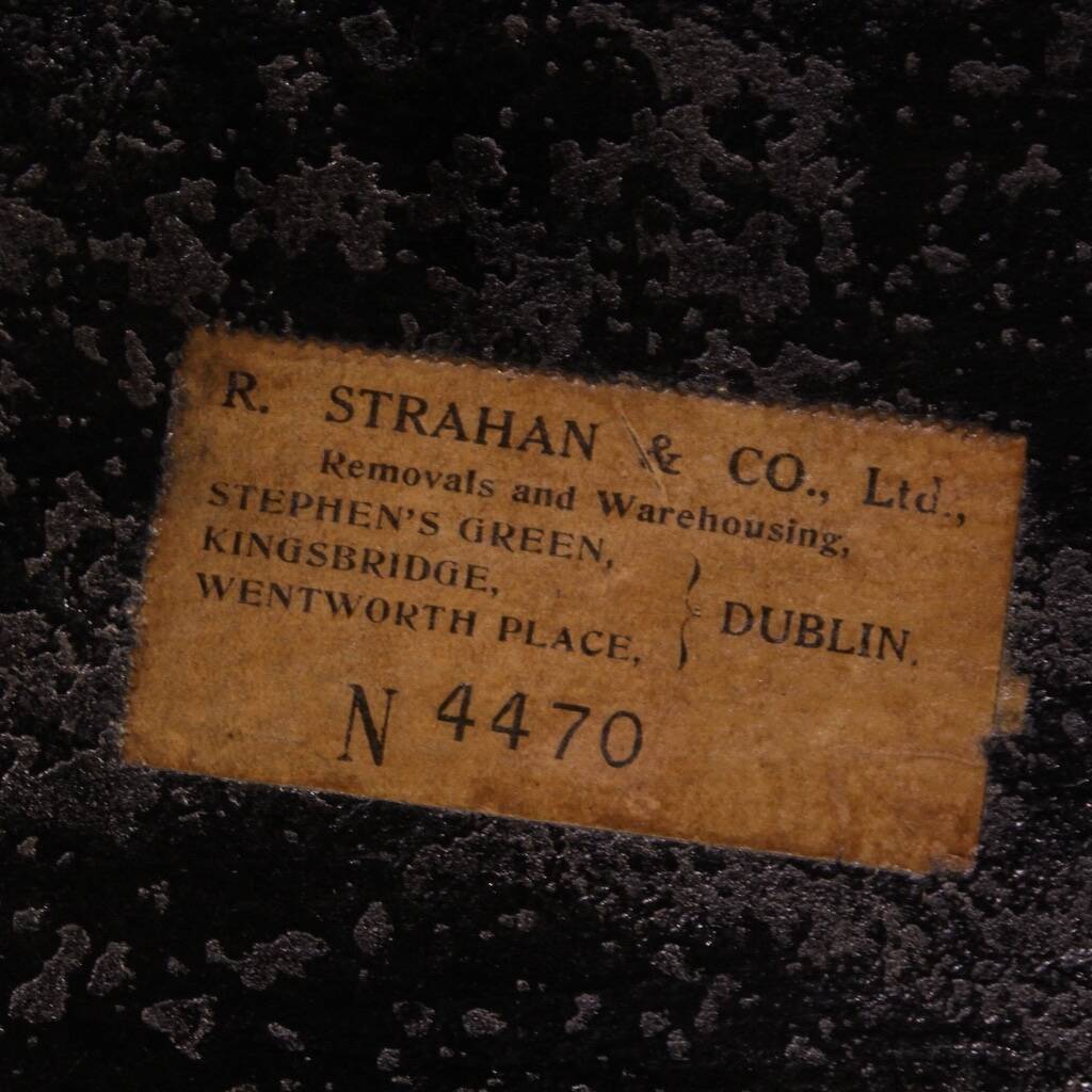 Buffet anglais laqué et peint du XIXe siècle