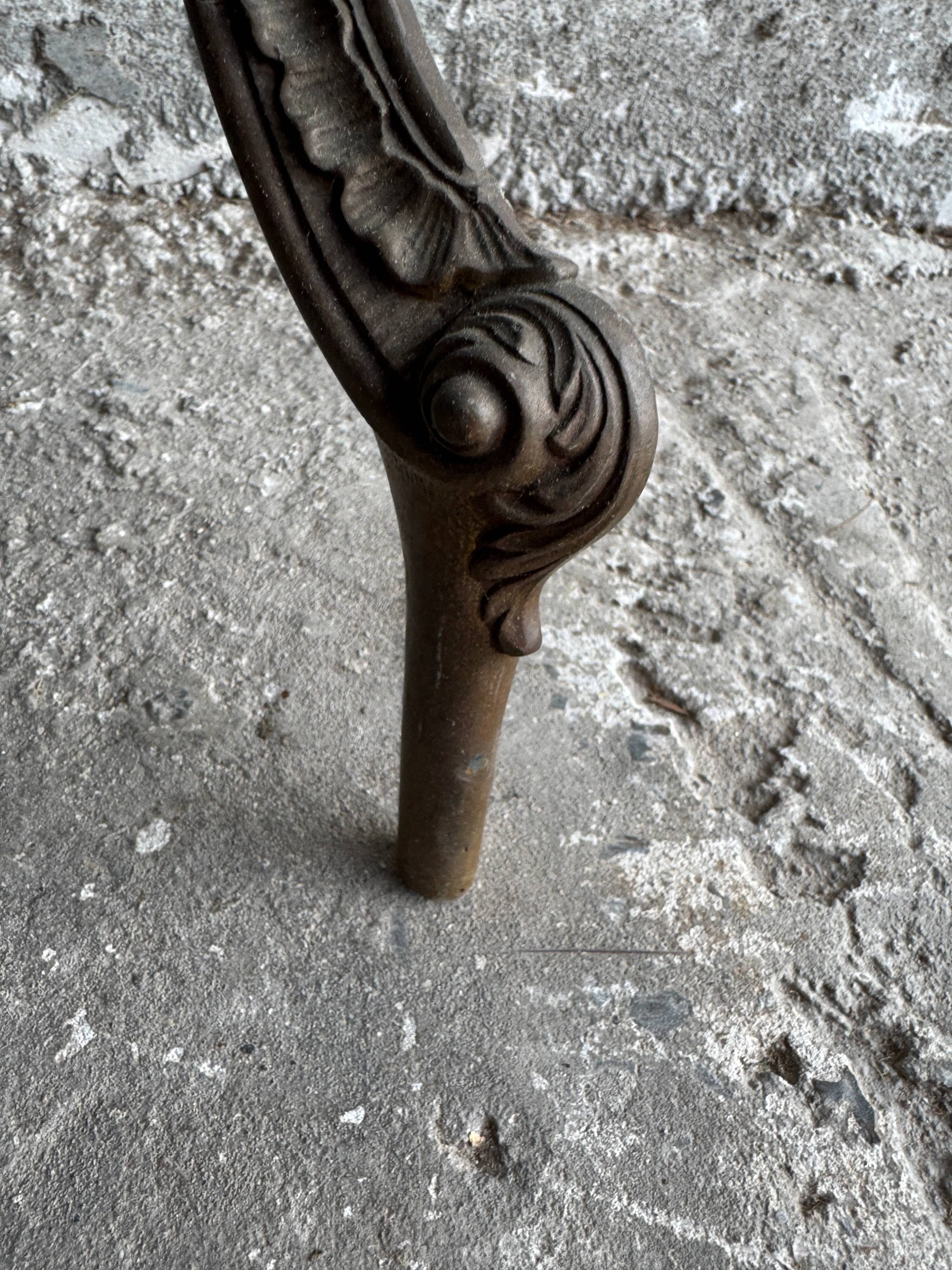 Console victorienne en demi-lune en métal brun avec plateau en marbre blanc veiné