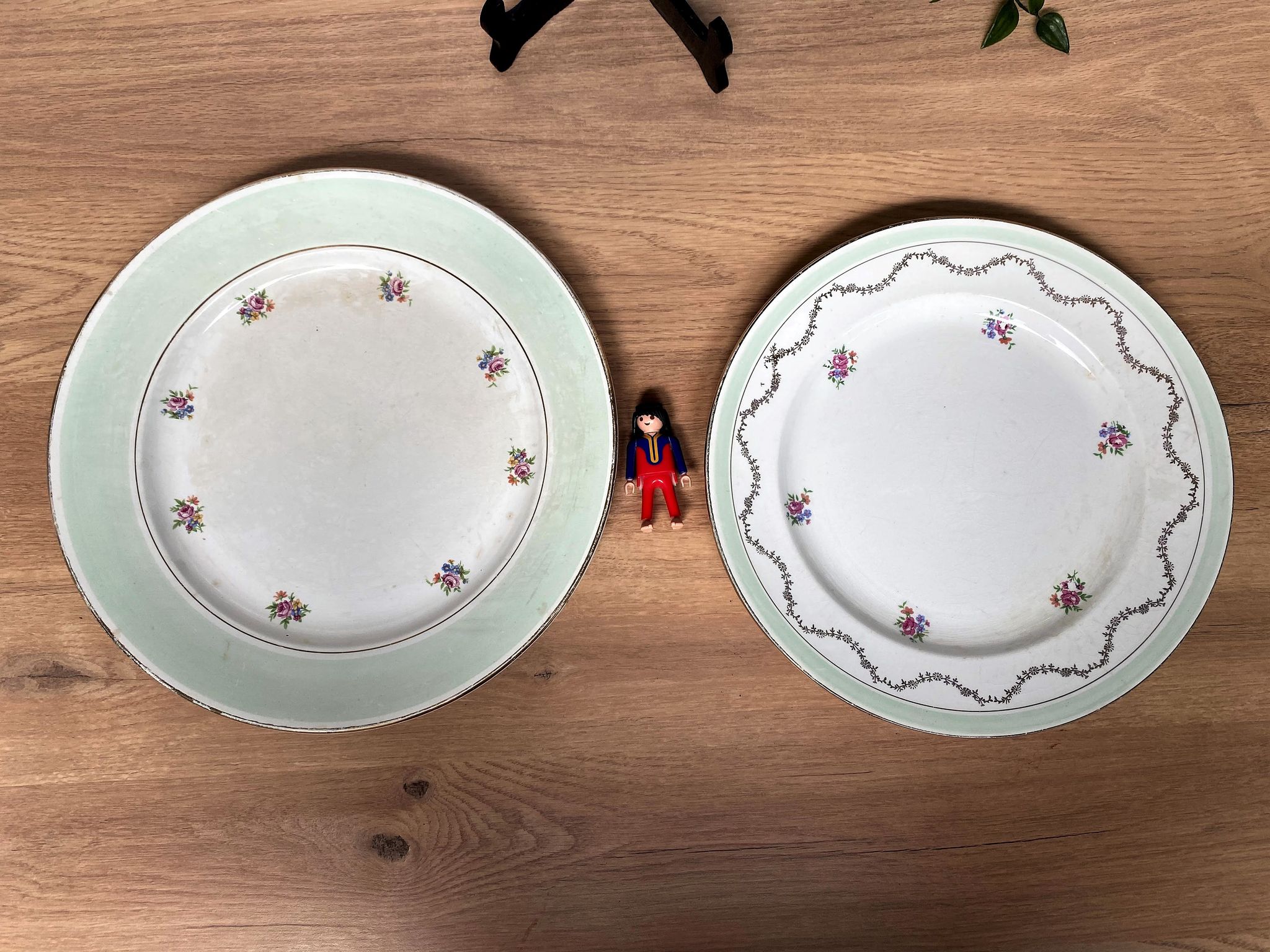 Set of 2 mismatched serving dishes