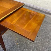Bureau Roche Bobois en merisier massif style Louis XVI avec tirettes
