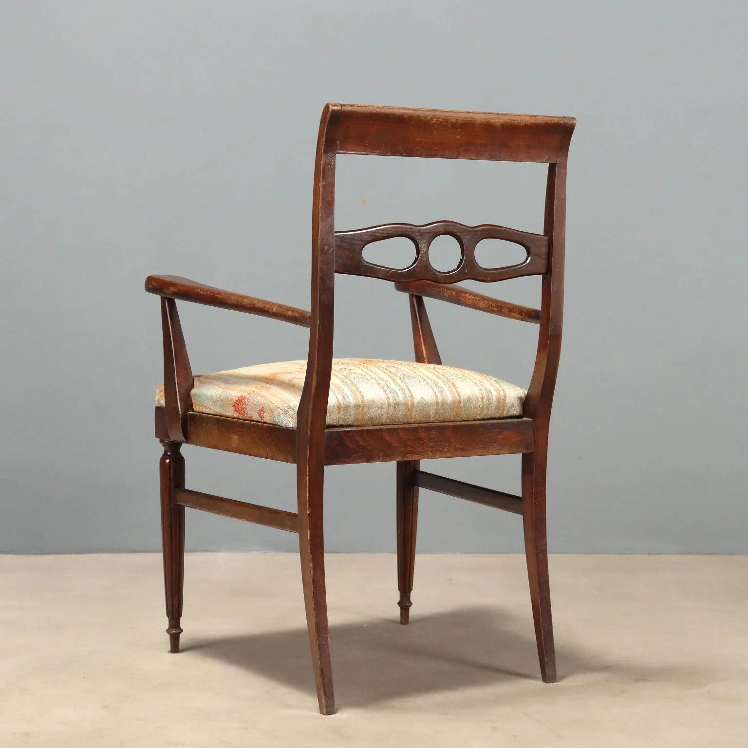 Fauteuil ancien en hêtre teinté acajou, Italie, XXe siècle