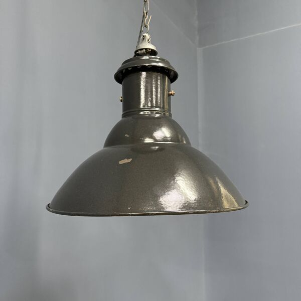 Lampe à suspension industrielle française en émail noir de taille moyenne