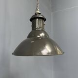 Lampe à suspension industrielle française en émail noir de taille moyenne