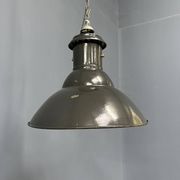Lampe à suspension industrielle française en émail noir de taille moyenne